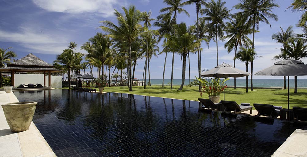 Villa Shanti - Poolside by day